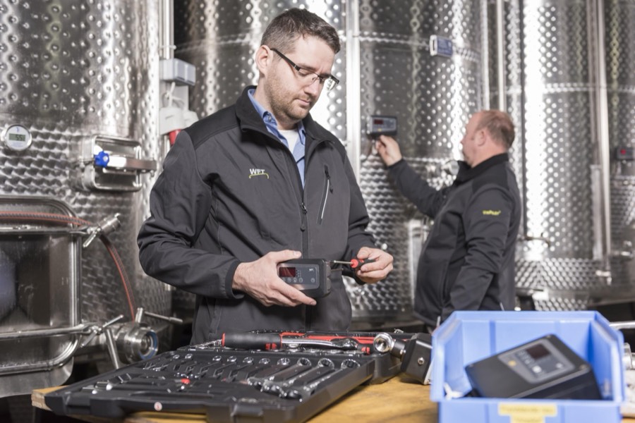 Techniker montiert VinPilot im Gärkeller